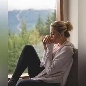 Lululemon Cabin Yogi Wrap
Heathered White / Neutral Blush